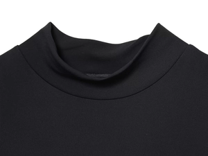 Vista detallada del diseño de cuello alto negro con textura de punto fino