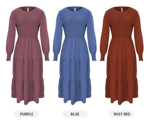 Détail de la poitrine smockée et de la jupe à étages sur des robes mi-longues colorées