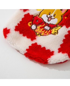 Detail von rot-weißem Plüschstoff mit Corgi-Stickerei für Haustier-Winterkleidung