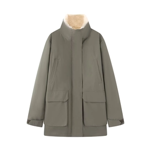 Parka invernale verde oliva con collo in finta pelle di pecora su sfondo bianco puro