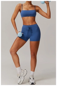 Detail eines königsblauen Yoga-Bras und High-Waist-Shorts mit Kordelzug und schmaler Passform