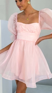 Details zum rosa Organza-Minikleid mit Puffärmeln, Karree-Ausschnitt und Taillenschnitt
