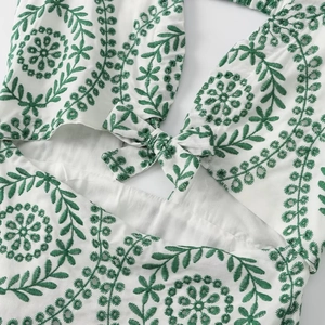 Weißes Maxikleid aus Baumwolle mit grüner Stickerei und Schleifendetail vorne