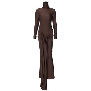 Détail de robe maxi marron foncé avec col montant, manches longues et nœud drapé devant
