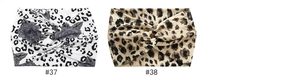 Dettaglio di fasce bohémien larghe con stampe leopardate e floreali in maglia elastica