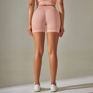 Dettaglio dei pantaloncini da yoga rosa senza cuciture a vita alta con effetto scrunch butt