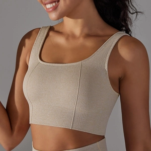 Gros plan du soutien-gorge de sport beige avec texture en tricot nid d'abeille respirant
