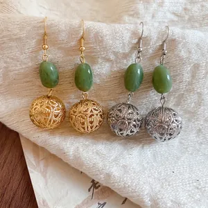 Boucles d'oreilles crochet style chinois en résine perle verte et boule évidée ronde rétro élégante pour femme