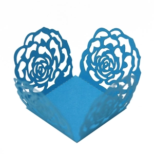 Détail de caissette à cupcake bleue ajourée au laser avec motif rose pour mariage