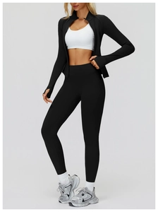 Détail de la veste de sport zippée en polaire avec legging de fitness à taille haute