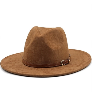 Détail d'un chapeau de cowboy en daim marron avec lanière en cuir et boucle dorée