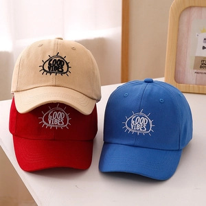 Cappelli da baseball per bambini con ricamo Good Vibes in beige rosso e blu cotone