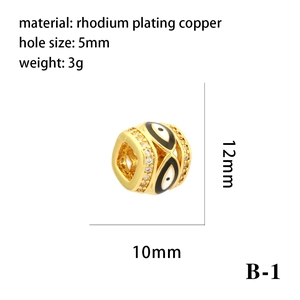 Détail macro d'une perle cube œil maléfique avec dimensions 12x10mm et trou de 5mm