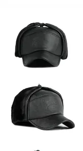 Détail de toque d'hiver en cuir synthétique avec doublure pelucheuse et oreillettes