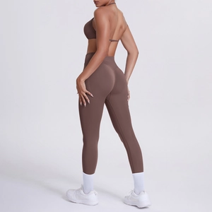Dettaglio del reggiseno sportivo marrone scuro con scollo all'americana e set leggings