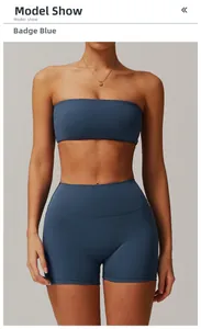 Detailansicht der nahtlosen Strickstruktur von Sport-Bustier und Shorts in Abzeichenblau