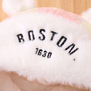 Plüschige rosa-weiße BOSTON Wintermütze für Kinder mit Ohrenklappen und Stickerei