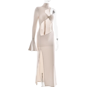 Dettaglio vestito lungo bianco sporco con ritaglio in vita e spacco alto alla moda