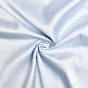 Dettaglio del tessuto in raso azzurro con texture lucida e pieghe eleganti di seta