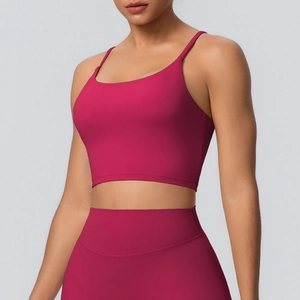 Détail d'un soutien-gorge de sport magenta à fines bretelles et d'un legging taille haute
