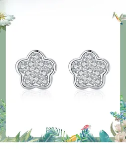 Detailaufnahme der mikro-besetzten Blumen-Ohrstecker aus 925 Sterling Silber mit Zirkonia