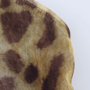 Macro di tessuto a rete traspirante con stampa leopardata marrone su base gialla