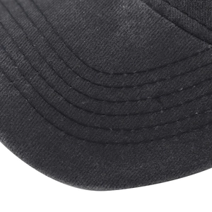 Détail de la visière d'une casquette noire délavée avec surpiqûres de renfort multiples