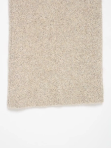 Détail macro du tissu en maille avoine montrant les fibres de laine pelucheuses