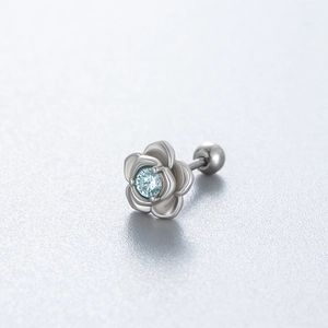 Clou d'oreille rose épineuse en acier titane avec zircon bleu clair et vis arrière