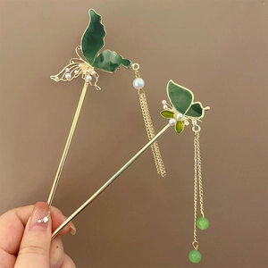 Épingle à cheveux papillon classique avec ailes vertes, perles et longs glands