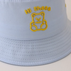 Hellblauer Sonnenhut aus Baumwolle für Kinder mit gelber Bärenstickerei und Hi there