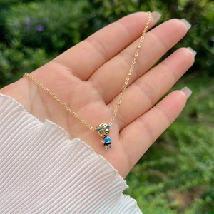 Detail van 18K vergulde ketting met een basketbalspeler hanger van emaille