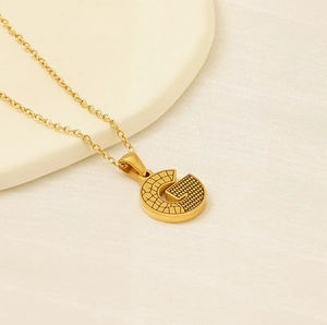 Makroaufnahme des 18K Goldbuchstaben G Anhängers mit Gitter und Punkttexturen