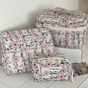 Set van drie gewatteerde cosmetische tassen met bloemenprint in verschillende maten