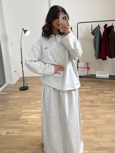 Ensemble deux pièces pour femme avec sweat à capuche gris et jupe longue droite