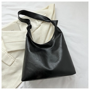 Detail of the oversized decorative knot on the black PU leather vintage hobo shoulder bag