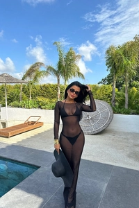 Vue détaillée de la robe de plage légère en maille noire transparente au bord de la piscine