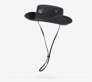 Détail d'un chapeau de soleil noir avec œillets d'aération latéraux et cordon réglable