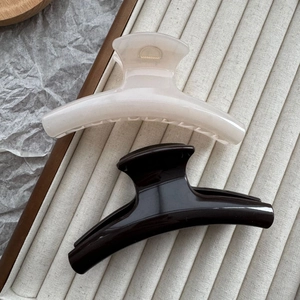 Minimalist 11cm curved shark hair clips in cream white and sleek black for women
