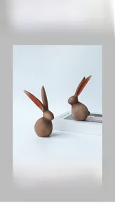 Détail de sculptures de lapins bruns minimalistes avec texture mate sur un livre