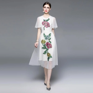 Robe midi élégante en tulle blanc avec broderie florale et manches transparentes