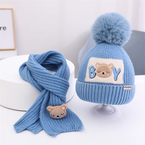 Detailansicht des himmelblauen Strickset für Kinder mit Bärenflicken und weichem Pompon