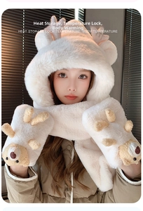 Détail d'une écharpe à capuche 3-en-1 en peluche blanche avec oreilles et poches pattes