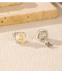 Dettaglio degli orecchini a perno in argento S925 con zircone giallo taglio rosa e chiusura a farfalla