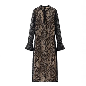 Robe longue élégante en dentelle noire avec doublure abricot et col montant rétro