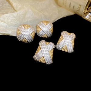 Orecchini geometrici bicolore con trama intrecciata in forme rotonde e rettangolari chic