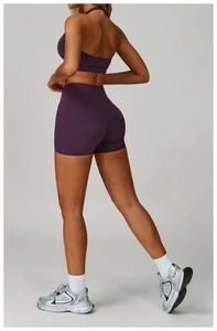Vue détaillée du short de yoga violet taille haute avec tissu sculptant et couture dos