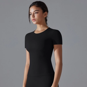 Eng anliegendes schwarzes Yoga-T-Shirt aus elastischem, schnelltrocknendem Stoff mit Rundhals