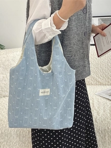 Grand sac cabas en velours côtelé bleu clair avec motifs de nœuds blancs et étiquette