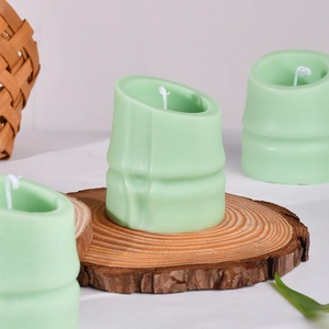 Bougie parfumée en forme de bambou vert sur base en bois pour décoration intérieure